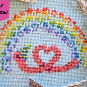 Padrão de ponto cruz de minhoca de aniversário, presente de orgulho da natureza com arco-íris, suporte para alegria queer, gráfico de bordado fofo, cartão comemorativo, download digital