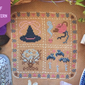 Puede incluir: Un patr&oacute;n de punto de cruz con un sombrero de bruja, un p&aacute;jaro, un &aacute;rbol y setas, todo en un dise&ntilde;o cuadrado. El dise&ntilde;o utiliza hilo azul, rosa y marr&oacute;n sobre un fondo beige. Las palabras "PDF PATTERN" est&aacute;n en una pancarta morada en la esquina superior izquierda.
