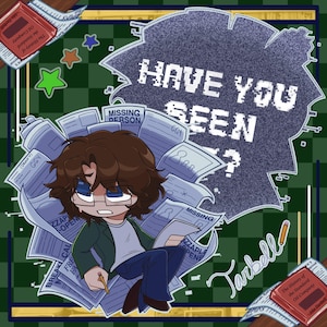 Puede incluir: Ilustración de una persona rodeada de papeles con los textos "Persona desaparecida" y "¿Has visto?". La imagen incluye un libro titulado "The History of the Standard Oil Company" y el nombre "Tarbell". El fondo es un patrón de cuadros verdes y negros.