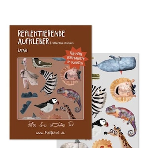 Könnte beinhalten: Eine braune rechteckige Packung mit reflektierenden Aufklebern, beschriftet mit REFLEKTIERENDE AUFKLEBER SAFARI und einem roten Stern-Grafikelement. Die Packung zeigt Aquarell-Tierillustrationen, darunter ein Zebra, ein Löwe, ein Chamäleon, eine Giraffe und ein Elefant.