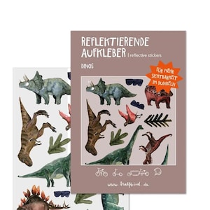 Könnte beinhalten: Eine Bogen mit reflektierenden Dinosaurier-Stickern. Die Sticker sind in Aquarell illustriert und zeigen verschiedene Dinosaurier, darunter einen Triceratops, einen Stegosaurus und einen Brachiosaurus. Die Sticker sind so konzipiert, dass sie im Dunkeln sichtbar sind.
