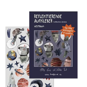 Könnte beinhalten: Eine Bogen mit reflektierenden Aufklebern mit Weltraum-Motiv. Die Aufkleber zeigen eine Rakete, Planeten, Sterne, einen Mond, eine Schildkröte und ein Wesen in einem Raumanzug. Der Text auf dem Bogen lautet "Reflektierende Aufkleber | reflective stickers" und "Weltraum".