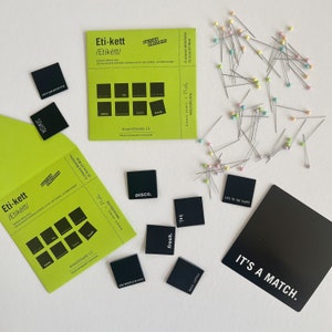 Könnte beinhalten: Ein Satz schwarzer quadratischer Etiketten mit weißem Text, darunter "disco", "fresh", "hej", "more coffee", "late to the party" und "it's a match". Die Etiketten befinden sich auf einem grünen Hintergrund mit dem Text "Eti-kett/Etikétt" und "#mehrEtikette 13".