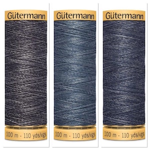Könnte beinhalten: Drei Spulen Gütermann-Garn in verschiedenen Blautönen. Jede Spule ist 100 Meter lang und enthält 110 Yards Garn.