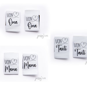 Könnte beinhalten: Sechs weiße Stoff-Etiketten mit schwarzem Text und einem Herz-Design. Die Etiketten lauten "VON Oma", "VON Oma", "VON Mama", "VON Mama", "VON Tanti" und "VON Tanti".