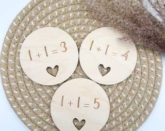 1+1=3 / 1+1=4 / 1+1=5 Holzschild mit Herz – liebevolle Schwangerschaftsankündigung – natürliche Deko für Baby Reveal & Familienfotos