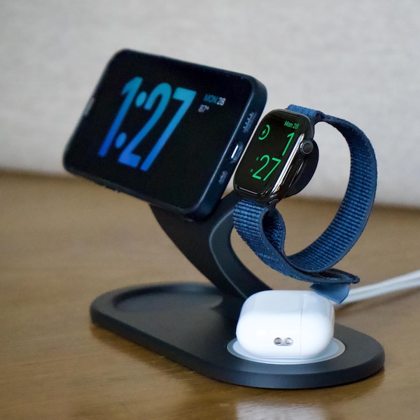 Base di ricarica 3 in 1: compatibile con iPhone, Apple Watch, AirPods e MagSafe.