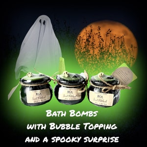 Bomba da bagno Witchy Cauldron: crema al lampone nero, sorpresa nascosta all'interno