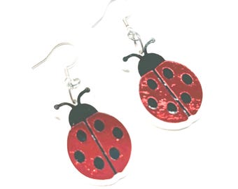 Pendientes de mariquita roja: colgantes de cuero vegano, hipoalergénicos, regalo para amantes de la naturaleza.