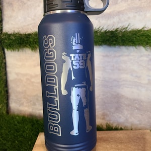Botella de agua grabada de 32 oz con jugador de fútbol personalizado