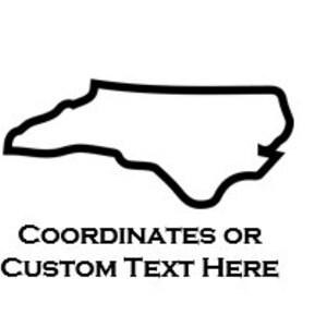 Op de afbeelding: Zwarte omtrek van de staat North Carolina op een witte achtergrond. Daaronder staat de tekst "COORDINATES OR CUSTOM TEXT HERE".