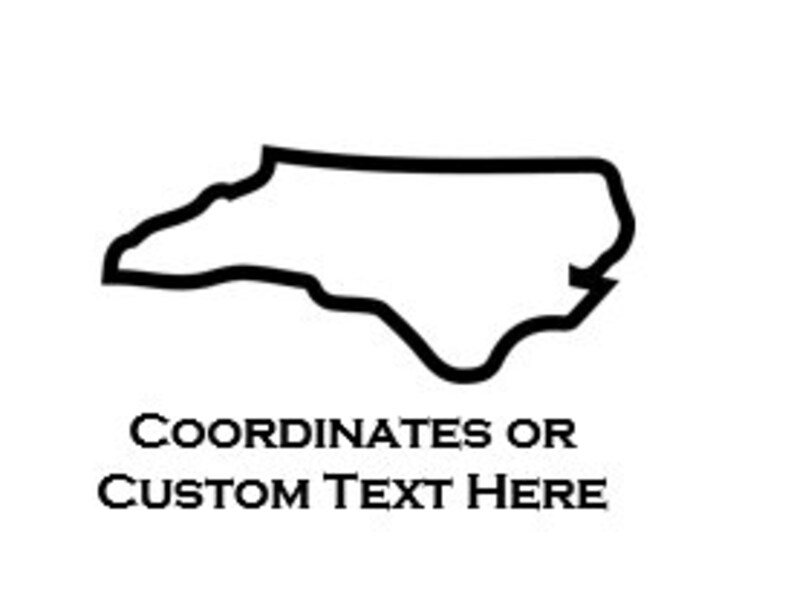 Op de afbeelding: Zwarte omtrek van de staat North Carolina op een witte achtergrond. Daaronder staat de tekst "COORDINATES OR CUSTOM TEXT HERE".