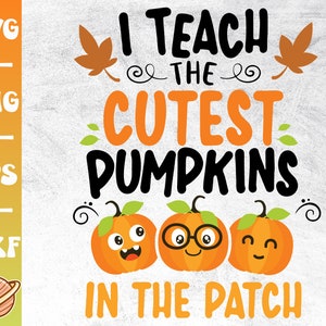 Pode incluir: Um design digital com o texto "Eu ensino as abóboras mais fofinhas do pedaço" com três abóboras de desenho animado com diferentes expressões faciais. O design é perfeito para o outono e o Halloween.