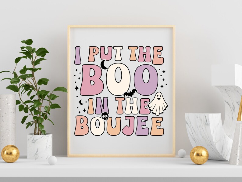 Puede incluir: Un p&oacute;ster imprimible de tem&aacute;tica de Halloween con un esquema de color rosa claro, naranja claro y morado. El p&oacute;ster presenta el texto "I put the BOO in the BOUJEE" con un fantasma, un murci&eacute;lago y una calavera.
