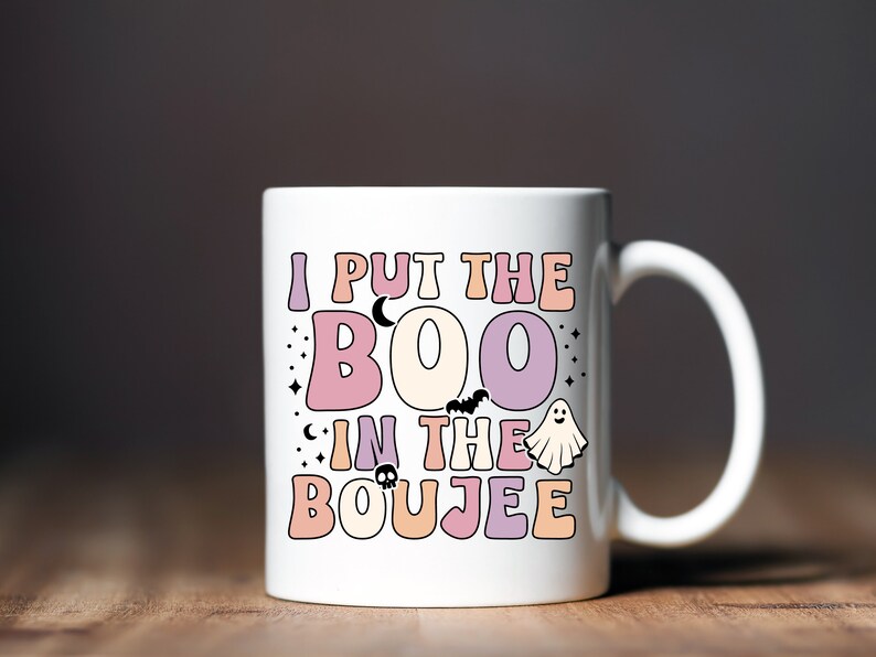 Puede incluir: Taza de caf&eacute; de cer&aacute;mica blanca con un dise&ntilde;o rosa, morado y naranja. La taza dice "I put the BOO in the BOUJEE".
