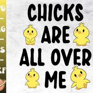 Pode incluir: Um design gráfico com o texto "CHICKS ARE ALL OVER ME" em preto. Existem quatro pintinhos amarelos com olhos e bicos pretos. Os pintinhos estão em poses diferentes.