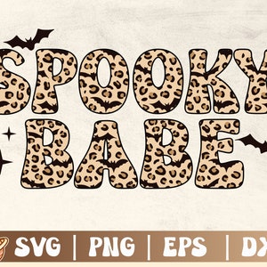 Pode incluir: Texto Spooky Babe em estampa de leopardo com morcegos e estrelas. O texto está em uma fonte de estilo retrô.