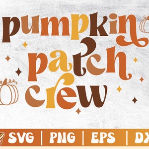 Pode incluir: Um design digital com o texto "pumpkin patch crew" em estilo retro com cores laranja, marrom e amarelo. O design inclui duas abóboras estilizadas.