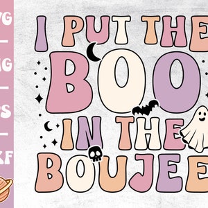 Puede incluir: Un dise&ntilde;o gr&aacute;fico con el texto "I put the boo in the boujee" en rosa, morado y naranja. El dise&ntilde;o incluye un fantasma, un murci&eacute;lago y estrellas.