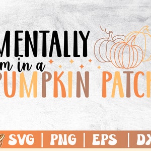 Pode incluir: Mentally I'm in a Pumpkin Patch. Um design digital com o texto "Mentally I'm in a Pumpkin Patch" e três abóboras laranja no fundo.