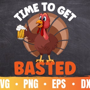 Puede incluir: Ilustración de un pavo de dibujos animados sosteniendo una jarra de cerveza, con el texto "TIME TO GET BASTED" arriba y "SVG • PNG • EPS • DXF" abajo. El pavo es marrón con una carúncula roja y un fondo similar a una pelota de baloncesto.