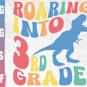 Pode incluir: Um design gráfico colorido com o texto "ROARING INTO 3RD GRADE" em fonte retrô, acompanhado por uma silhueta azul de Tyrannosaurus Rex. O design inclui formatos de arquivo SVG, PNG, EPS e DXF.