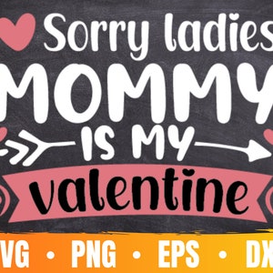 Pode incluir: Um fundo de quadro-negro com um coração rosa e texto branco que diz "Desculpe senhoras MOMMY é meu valentine". Há corações rosas e uma seta branca de cada lado do texto "é meu".