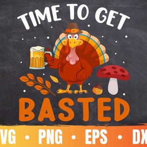 Puede incluir: Un diseño de temática de Acción de Gracias con un pavo de dibujos animados sosteniendo una jarra de cerveza, con el texto "Time to get basted" y un hongo. El diseño está sobre un fondo de pizarra negra con texto blanco y un esquema de color amarillo, naranja y rojo.