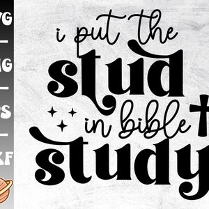 Pode incluir: Design gráfico preto e branco com o texto "I put the stud in bible study" com um símbolo de cruz.