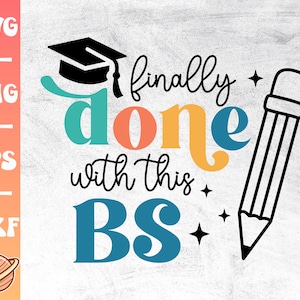 Fertig mit diesem bs Svg | Lustige Abschlusskappe Svg-Datei für Cricut | College-Absolvent Shirt-Design | Prek & Kindergarten Grad | Glückwunsch Absolvent