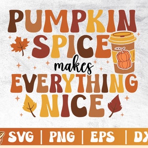 Peut inclure: Graphique sur le thème de l'automne avec le texte "PUMPKIN SPICE makes EVERYTHING NICE" en marron, orange et jaune. Comprend une tasse de café avec un motif de citrouille, des feuilles et des étoiles. Le bas de l'image contient le texte "SVG | PNG | EPS | DXF".