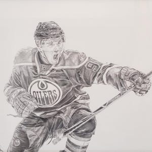 Dibujo a lápiz de Connor McDavid Edmonton Oilers 97 de la portada de EA Sports NHL 18/Impresión Giclée/Aficionado al hockey/Regalo de cumpleaños/Recuerdos deportivos