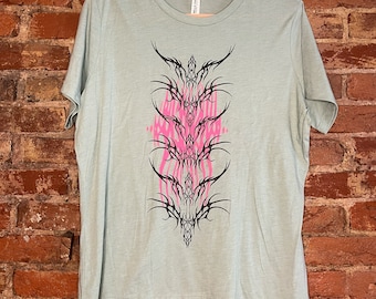 Camiseta verde estampada a mano con el símbolo de la RENDICIÓN DIVINA