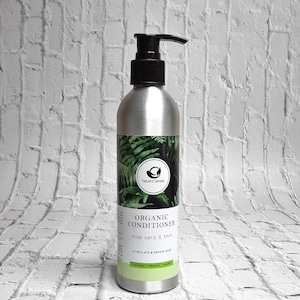 Minty Organic Conditioner  made with Aloe vera with pH-balancing system designed to match the pH of hair, sebum, and the scalp.