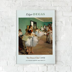 Pu&ograve; includere: Una stampa incorniciata di un dipinto di Edgar Degas intitolato "La Classe di Danza" (1874). Il dipinto raffigura un gruppo di giovani donne in uno studio di danza, che praticano i loro movimenti di balletto. Il dipinto &egrave; del Metropolitan Museum of Art di New York.