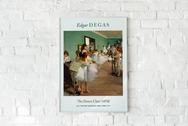 Pu&ograve; includere: Una stampa incorniciata di un dipinto di Edgar Degas intitolato "La Classe di Danza" (1874). Il dipinto raffigura un gruppo di giovani donne in uno studio di danza, che praticano i loro movimenti di balletto. Il dipinto &egrave; del Metropolitan Museum of Art di New York.