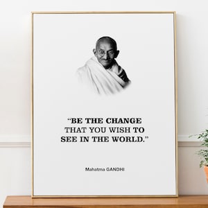 Plakat z inspirującym cytatem Mahatmy Gandhiego „Bądź zmianą, którą chcesz ujrzeć na świecie”. Prezent dla studenta i absolwenta