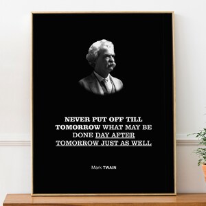 Può includere: Ritratto in bianco e nero di Mark Twain con una citazione: "Non rimandare a domani ciò che puoi fare dopodomani altrettanto bene."