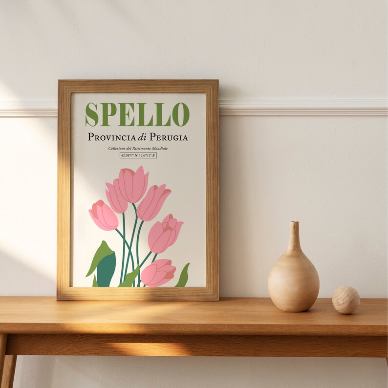 Może przedstawiać: Wydruk w ramie o minimalistycznym designie z tekstem "SPELLO PROVINCIA di PERUGIA" w kolorze zielonym i bukietem r&oacute;żowych tulipan&oacute;w na kremowym tle.