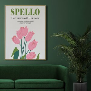 Może przedstawiać: Biały plakat w złotej ramie przedstawiający grafikę z r&oacute;żowymi tulipanami i zielonymi liśćmi. Plakat zawiera tekst "SPELLO PROVINCIA di PERUGIA" i "Collezione del Patrimonio Mondiale 43.0877&deg; N 12.6712&deg; E".