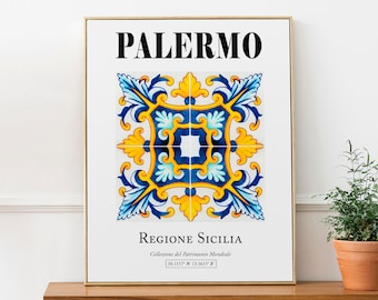 Puede incluir: Un póster blanco con marco dorado que presenta un diseño de azulejos con patrón azul y amarillo. El póster dice "PALERMO" en texto negro en la parte superior y "REGIONE SICILIA" en texto negro en la parte inferior. El texto "Collezione del Patrimonio Mondiale" y "38.1157° N 13.3615° E" también están incluidos en texto negro.