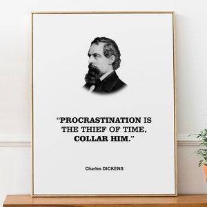 Könnte beinhalten: Schwarzweißes Porträt von Charles Dickens mit einem Zitat: "Prokrastination ist der Dieb der Zeit, schnapp ihn dir!"