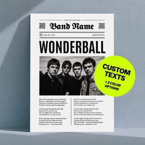 Può includere: Un poster in bianco e nero con il nome della band e il titolo dell'album "WONDERBALL". Il poster presenta una foto in bianco e nero dei membri della band. Il poster include il testo "CUSTOM TEXTS +2 COLOR OPTIONS".