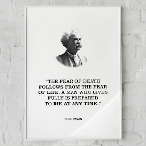 Op de afbeelding: Zwart-witfoto van Mark Twain met een citaat: "DE VREES VOOR DE DOOD VOLGT UIT DE VREES VOOR HET LEVEN. EEN MENS DIE VOLLEDIG LEEFT, IS GEREED OM OP ELK MOMENT TE STERVEN."