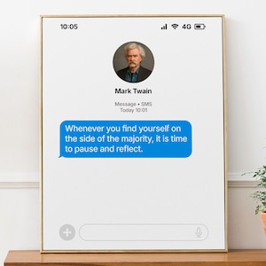 Könnte beinhalten: Gerahmter Kunstdruck mit einer Smartphone-Bildschirmdarstellung. Der Bildschirm zeigt eine Nachricht von Mark Twain mit dem Zitat: „Wann immer Sie sich auf der Seite der Mehrheit befinden, ist es Zeit, innezuhalten und nachzudenken.“