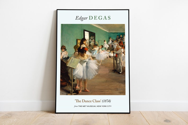Pu&ograve; includere: Un dipinto di Edgar Degas intitolato "La Classe di Danza" (1874) che rappresenta una classe di balletto in uno studio con una parete verde, un pavimento in legno e un gruppo di ballerine in tut&ugrave; bianchi che si esercitano con una sbarra.