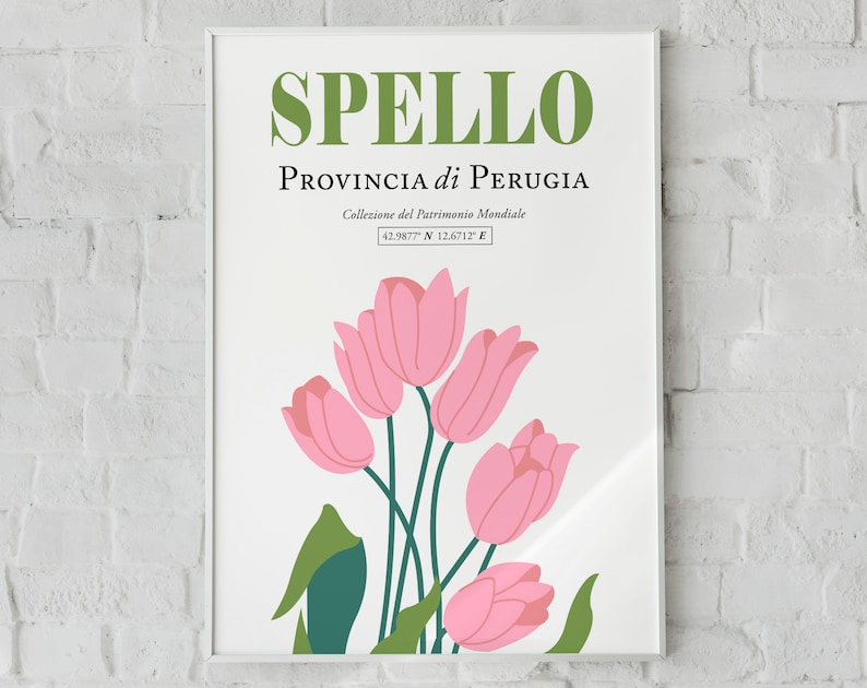 Może przedstawiać: Biały plakat z tekstem "SPELLO" w zielonych literach i "PROVINCIA di PERUGIA" w czarnych literach. Plakat zawiera r&oacute;wnież tekst "Collezione del Patrimonio Mondiale" i wsp&oacute;łrzędne "42.9877&deg; N 12.6712&deg; E". Plakat jest ozdobiony grupą r&oacute;żowych tulipan&oacute;w z zielonymi łodygami i liśćmi.