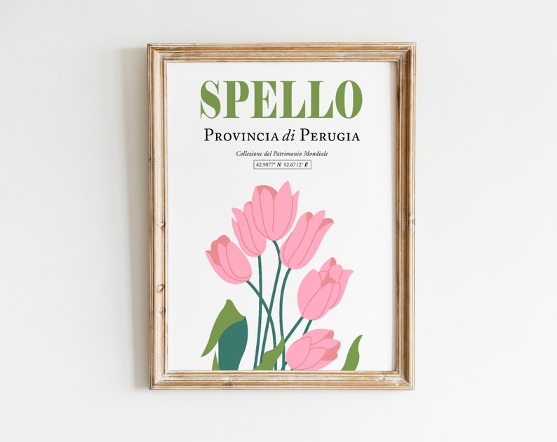 Może przedstawiać: Drukowany plakat o minimalistycznym designie przedstawiający bukiet r&oacute;żowych tulipan&oacute;w i tekst "SPELLO PROVINCIA di PERUGIA Collezione del Patrimonio Mondiale 42.9877&deg; N 12.6071&deg; E"