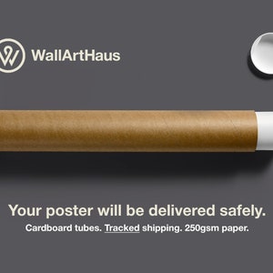 Pu&ograve; includere: Un tubo di cartone marrone con un tappo bianco. Il tubo &egrave; appoggiato su una superficie grigia. Il testo "Your poster will be delivered safely. Cardboard tubes. Tracked shipping. 250gsm paper." &egrave; sotto il tubo.