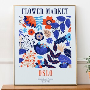 Può includere: Un poster floreale blu e bianco con il testo "FLOWER MARKET OSLO Marché aux Fleurs Lot No. 012" in nero e rosso.